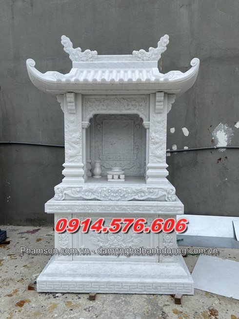 Cây hương đá thờ thần linh trước nhà thiên địa 07.07.2024